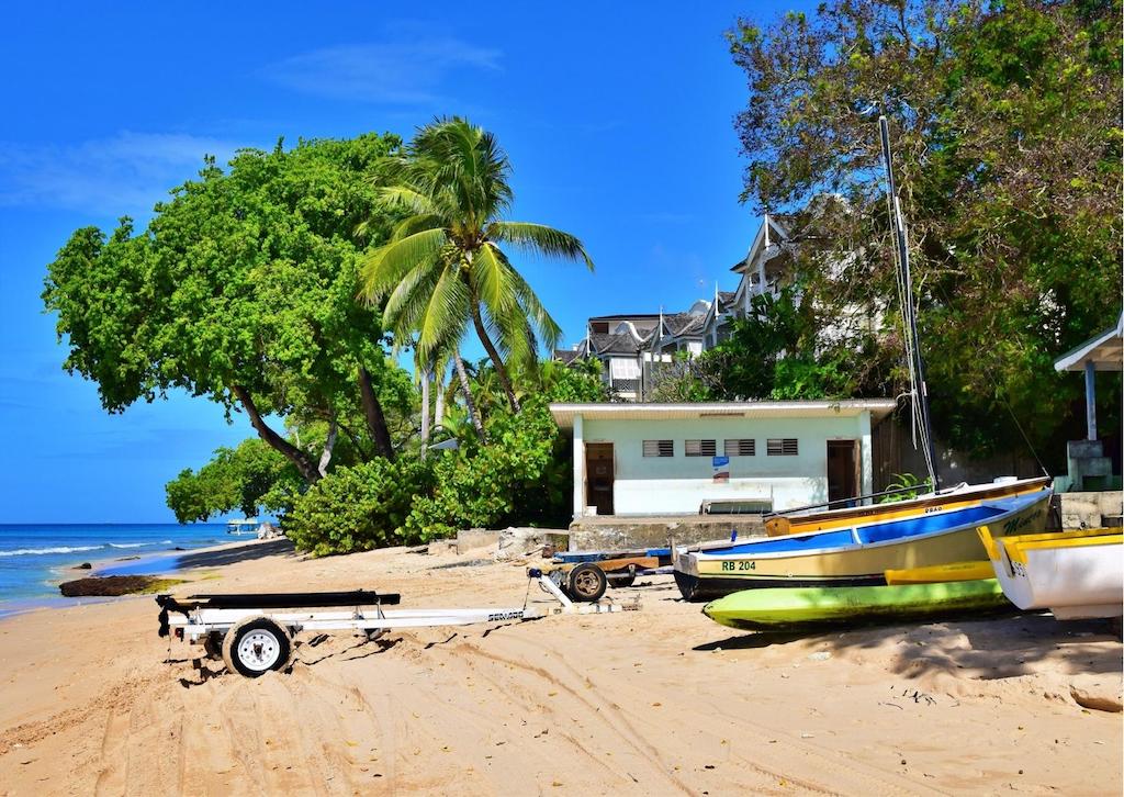 Boats and lush trees on Paynes Bay Beach
